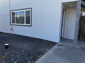 Building Photo - 370 Bird St