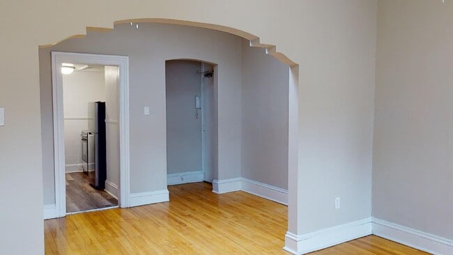 Interior Photo - 212-1/2 Bank Street