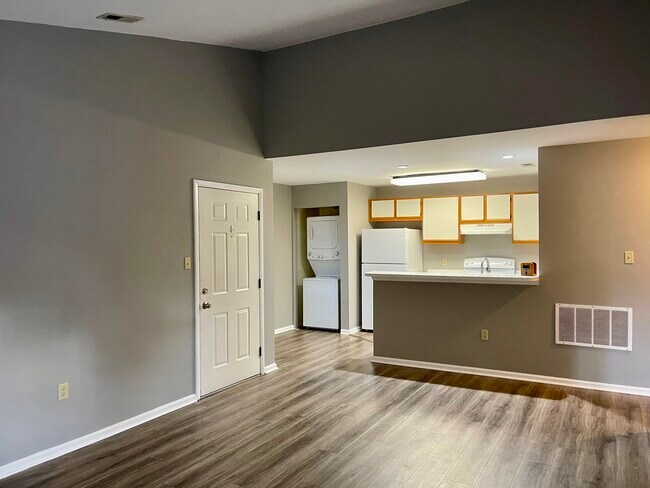 Sala de estar con vista a la cocina y al comedor. - 3 Chesapeake Dr