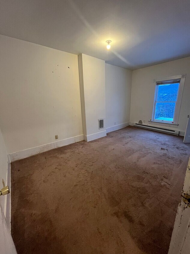 Foto principal - 4 Bedroom, 1.5 Bathroom Home in Bellefonte