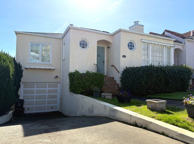 Foto del edificio - UPDATED BRIGHT 2000sf 4BR/2BA Monterey Hei...