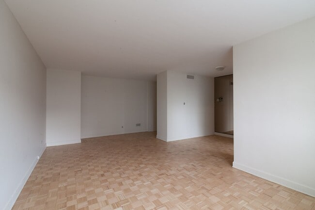 Building Photo - 3555 Chem. de la Côte-des-Neiges