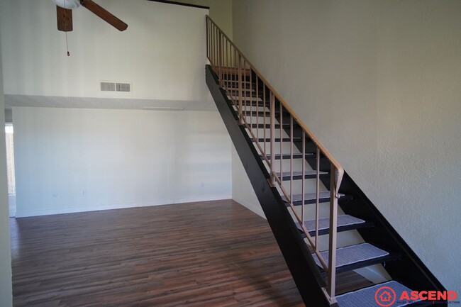 Building Photo - Cute Apartment Located in the Southwest!