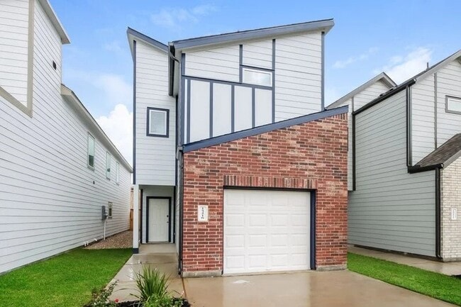 Building Photo - 15216 Estrella Rd E
