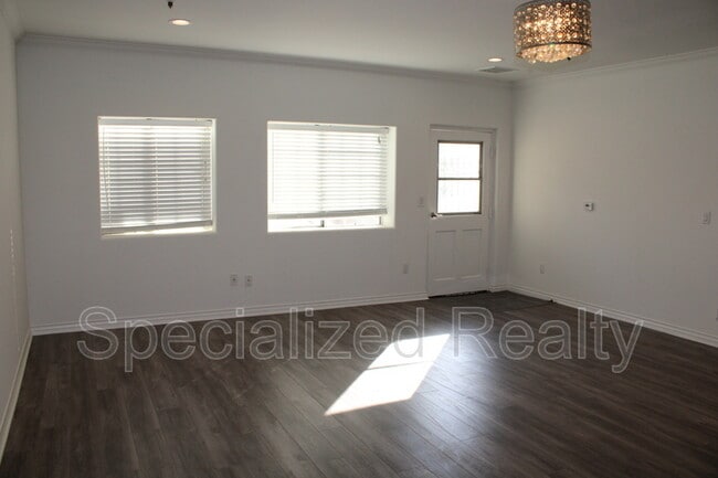 Building Photo - 1827 1/2 Hill Dr.,