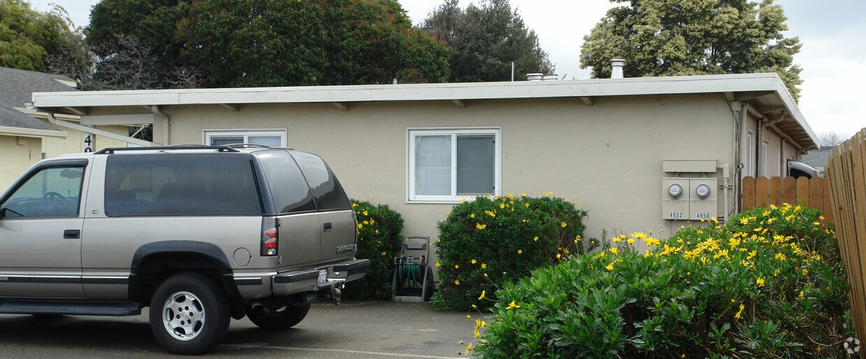 Foto del edificio - 4950 Thornton Ave