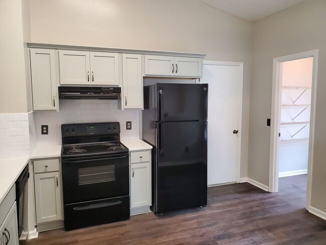 Building Photo - 3 bedroom, 2 bath off of White Bluff!