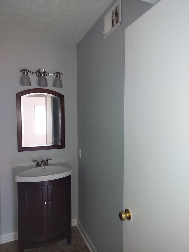 Full bathroom - 7088 Wildwood Cir