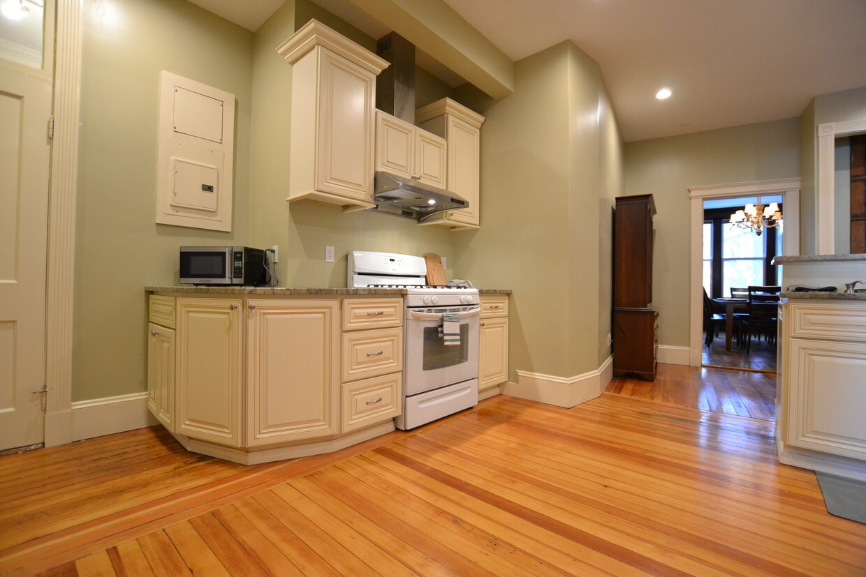 Primary Photo - 15 Englewood Ave