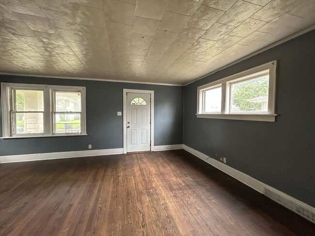 Building Photo - 3-Bedroom, 1-Bathroom Home with Updated Ki...