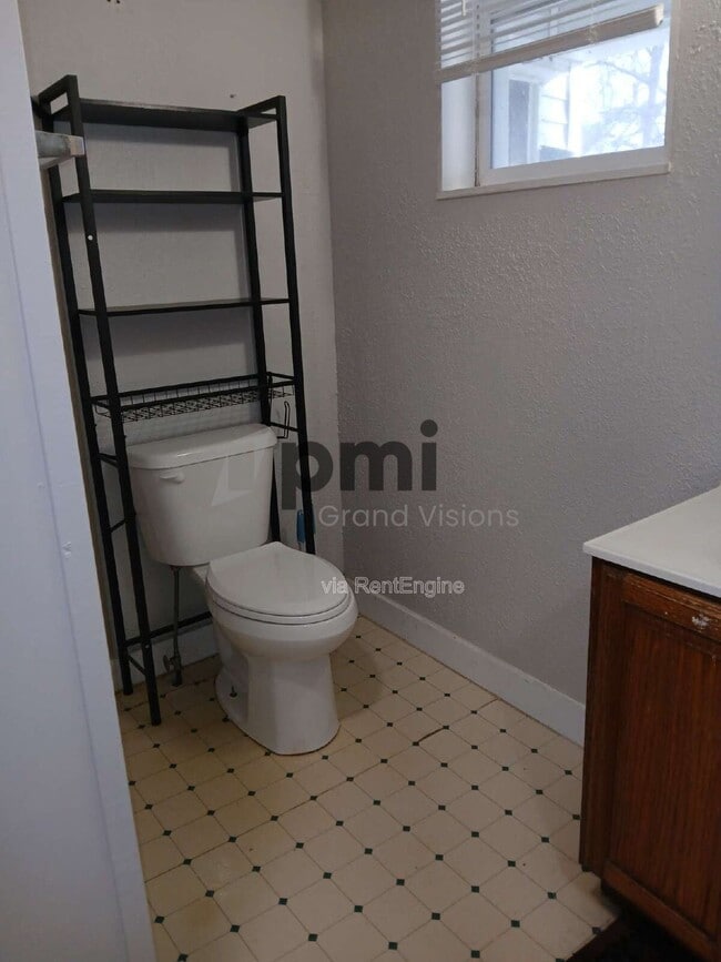 Building Photo - 1105 6th St