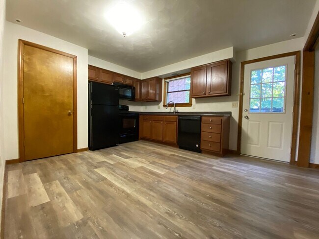 Foto del edificio - Lovely 2 Bedroom Townhouse with Private Patio, Off-Street Parking & MORE! Call Today!!