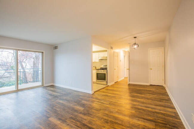 Foto del edificio - Lovely 2 BR/1 BA Condo in Barry Farms!
