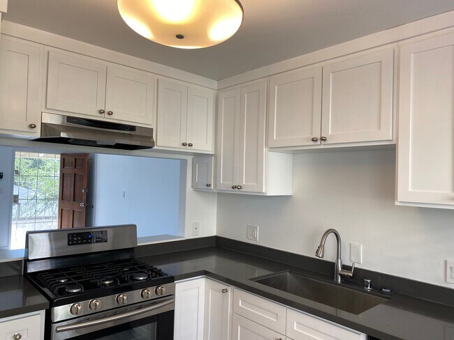 Building Photo - 606 Hawthorne St