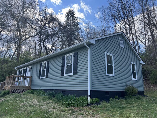 Building Photo - 170 Dogwood St