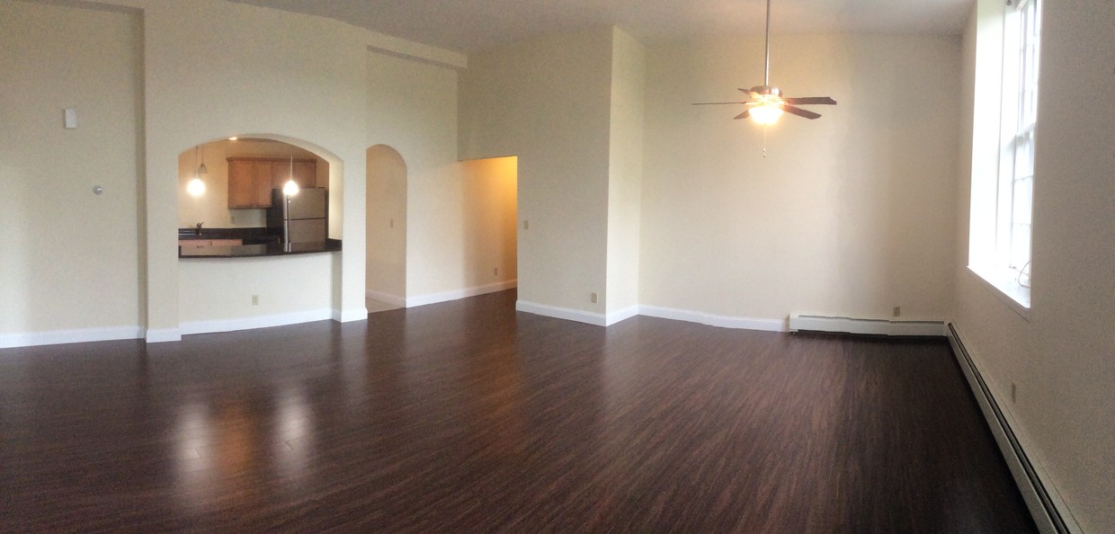 Sala de estar abierta - 406 E 8th St