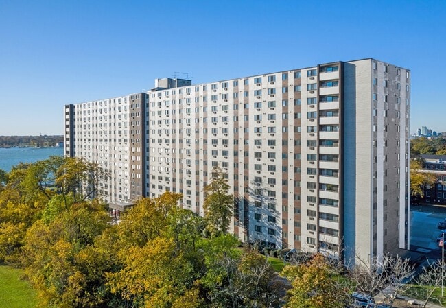Foto del edificio - 7800 E Jefferson Ave