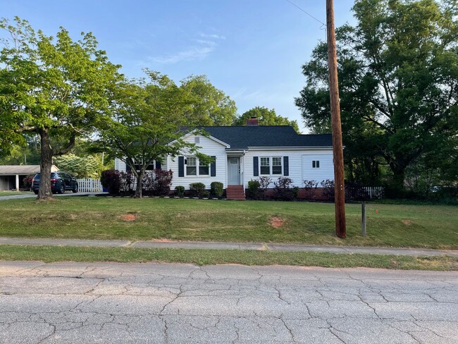 Building Photo - Renovated 3 Bedroom House in Pendleton Wal...