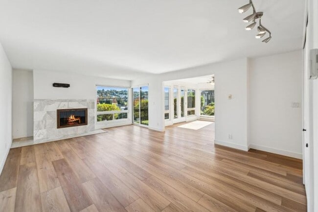 Building Photo - 2 bedroom in Seattle WA 98199