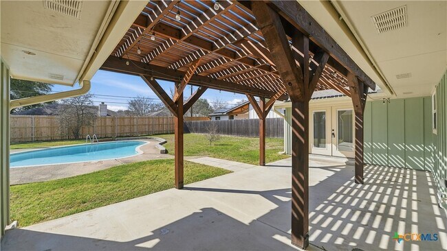 Building Photo - 1409 Highland Dr