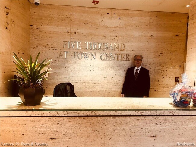 Foto del edificio - 5000 Town Center Dr