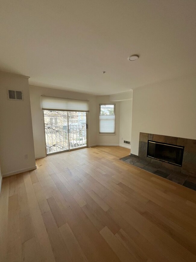 Building Photo - Wonderful 2BD/2BA with parking and storage...