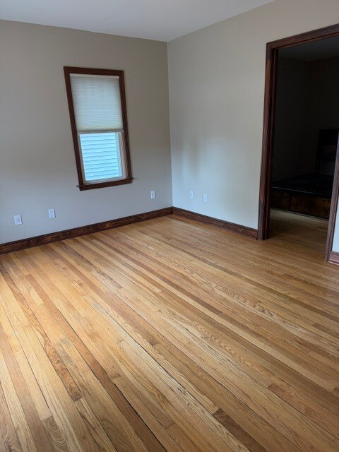 Sala de estar en el nivel principal con pisos de madera originales y grandes ventanas y dormitorio principal ubicado - 4238 State Park Dr