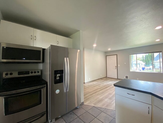 Foto del edificio - 4 bedrooms, 1.5 baths Millwood-20x30 shop ...