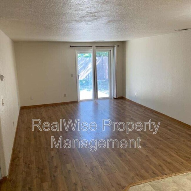 Building Photo - 1419 SW Kokanee Ln