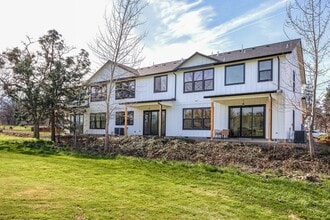 Building Photo - 111 Golf View Dr