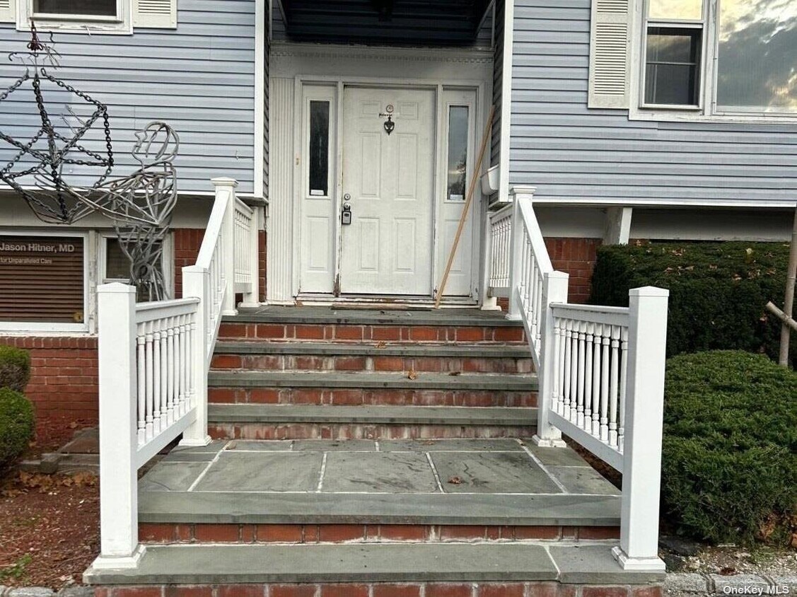 Primary Photo - 925 Deer Pk Ave