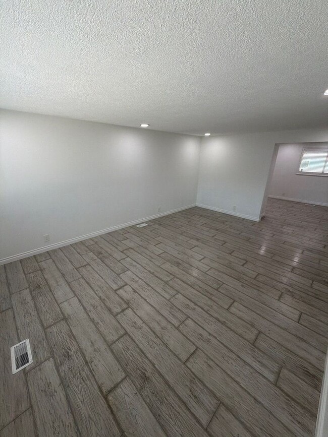 Building Photo - 1085 Saville Ave