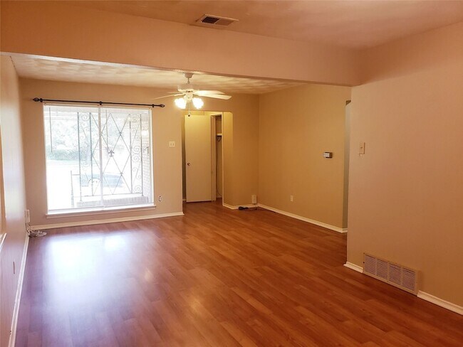 Foto del edificio - 7012 Kingsbury Dr