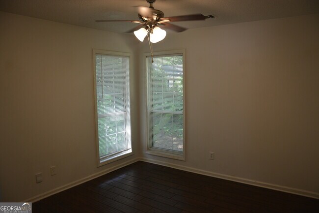 Building Photo - 5887 Mistyview Dr