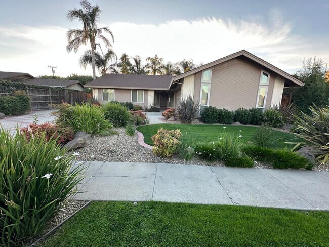 Foto del edificio - Single Story 3 Bedroom, 3 Full Bath / Best...