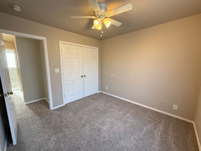 Foto del edificio - 3 bedroom Two Story Duplex!