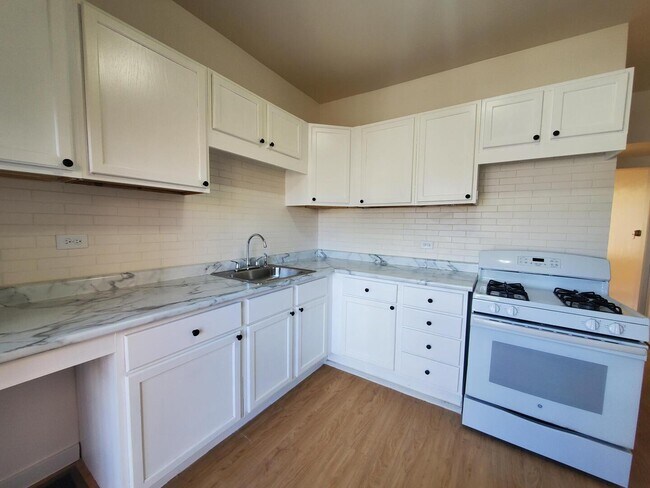 Foto del edificio - 3751 N Troy St