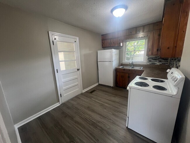 Foto del edificio - 3 bedroom 1 bathroom single level home