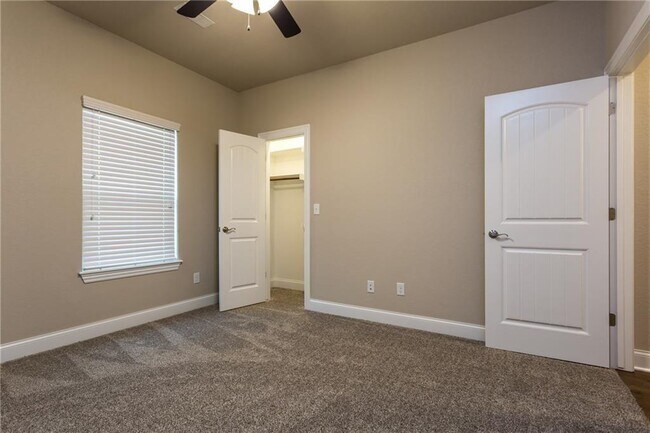 Foto del edificio - 3502 SW Brittany Rd