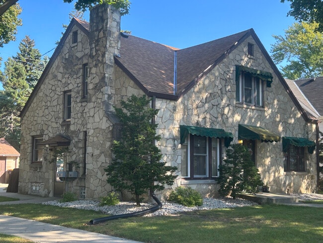 Building Photo - 8225 W Hayes Ave