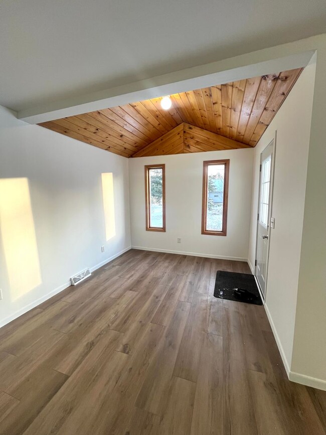 Building Photo - AVAILABLE NOW - New Renovation - 2 Bed 1 Bath