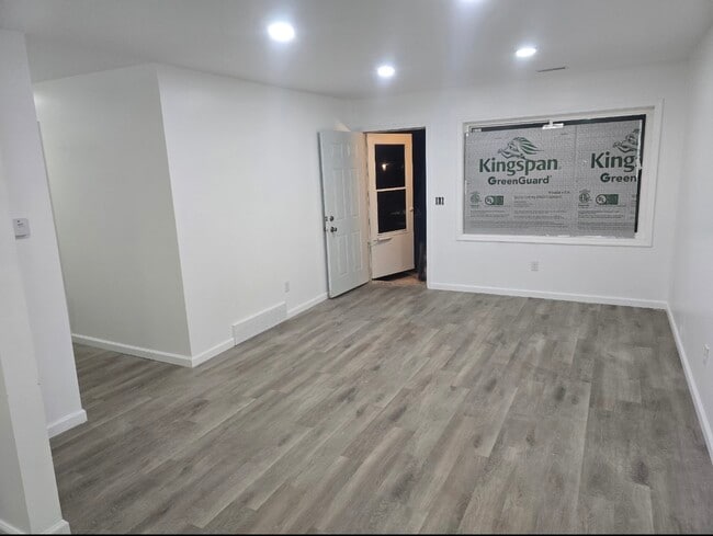 Building Photo - 906 S 27th St