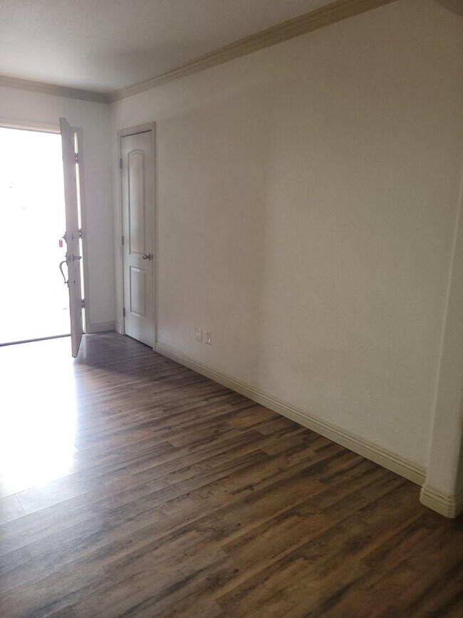 Foto del edificio - Unfurnished Long Term