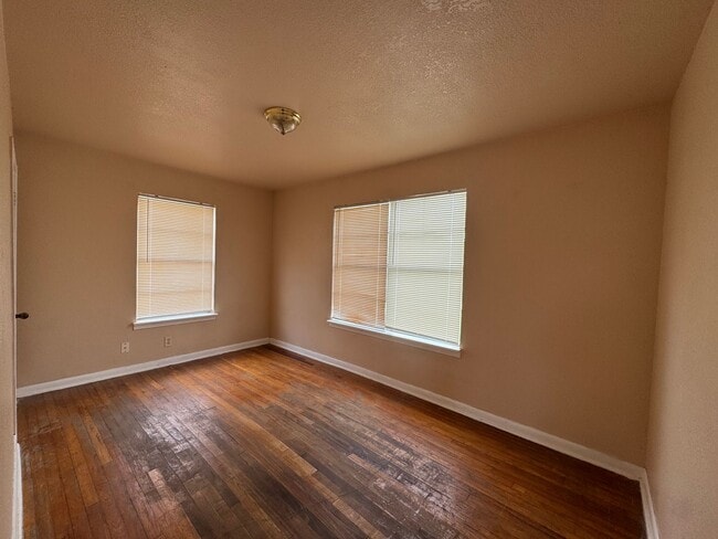 Building Photo - Cute 2/1 Home Available for Immediate Move In!
