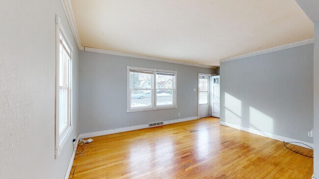 Foto del edificio - AVAILABLE AUGUST 1st, Cute, 2-story Duplex