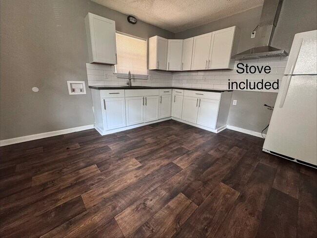 Building Photo - 1309 W 48th St