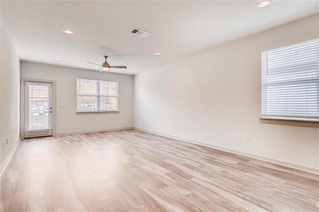 Foto del edificio - 8033 Linnie Ln