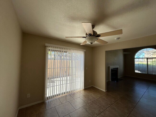 Foto del edificio - Great Silverado Ranch Townhome in Gated Co...