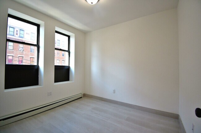 Foto del edificio - 2110 Hughes Ave