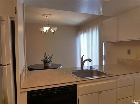 Foto del edificio - Updated Condo in Centrally located Napa Complex